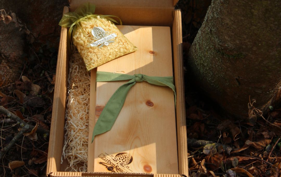  Naturbelassenes Zirbenholzbrett – handgefertigt aus österreichischer Zirbe mit feiner Maserung, ideal zur Verbesserung von Raumklima und Geschmack.